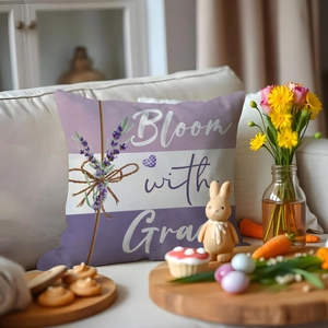 Lavendel-Kissenbezug mit Bloom with Grace Text auf Sofa mit Osterdekoration