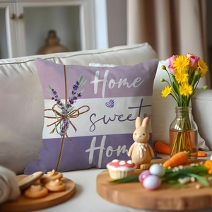 Detail von Lavendel Home Sweet Home Kissenhülle auf Sofa mit Frühlingsdeko und Blumen