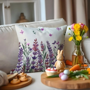 Detaillierte Textur von Lavendel- und Schmetterlingsdruck auf einem Leinenkissenbezug