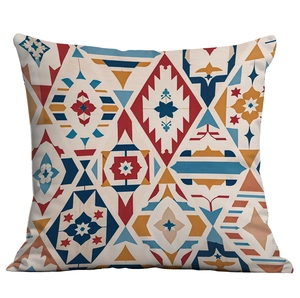 Détail macro d'une housse de coussin bohème aux motifs géométriques ethniques rouges
