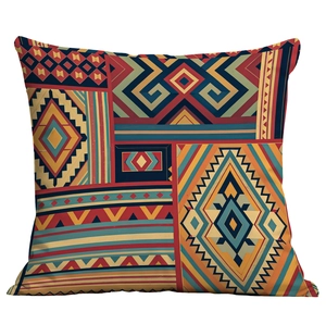 Détail du motif géométrique bohème sur la housse de coussin tissée rouge et bleue