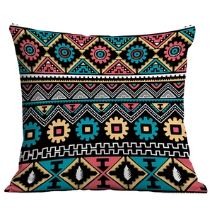 Vue détaillée du motif géométrique bohème sur la housse de coussin carrée ethnique