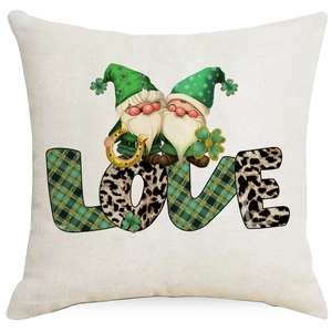 Détail de la taie d'oreiller Saint-Patrick avec gnomes, lettrage LOVE et trèfles