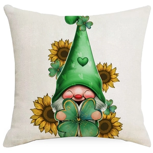 Détail de housse de coussin Saint-Patrick avec gnome, trèfle vert et des tournesols