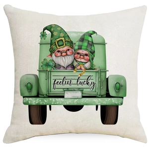 Détail d'une taie d'oreiller St. Patrick avec gnomes dans un camion vert et texte feelin' lucky