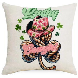 Détail de la housse de coussin St. Patrick avec imprimé Lucky Cowgirl sur texture en lin