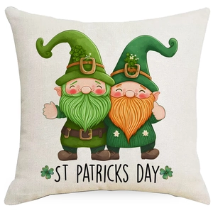 Détail de la texture en lin sur la housse de coussin Saint-Patrick avec motif de gnome