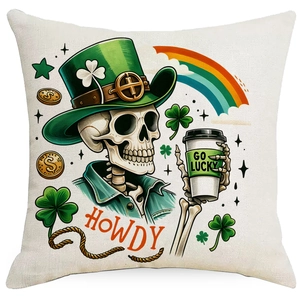 Détail de la housse de coussin Saint-Patrick avec imprimé crâne western et trèfles