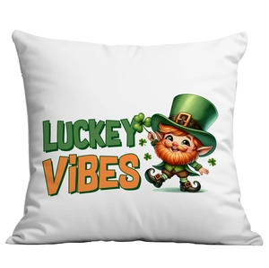 Fodera per cuscino San Patrizio con stampa gnomo Lucky Vibes su fondo bianco