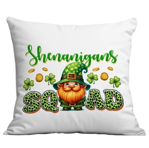 Détail d'une taie d'oreiller Saint-Patrick avec un leprechaun et des motifs de trèfle vert