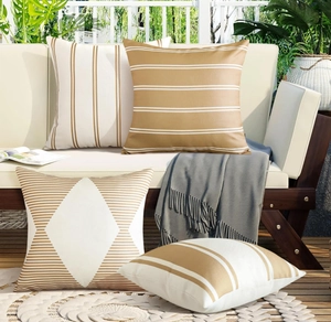 Fundas de cojín de lino para exterior con motivos geométricos en sofá de patio