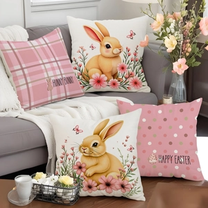 Vue détaillée de quatre housses de coussin lapin de Pâques aux motifs roses sur canapé