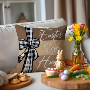 Oster-Kissenbezug mit Karoschleife und Easter Egg Hunt Aufdruck auf weichem Sofa