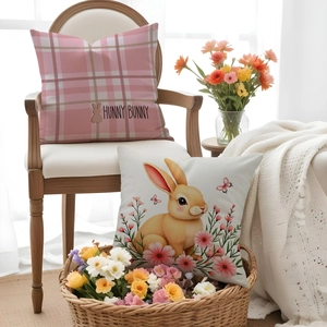 Détail de housses de coussin de Pâques à carreaux roses avec silhouette de lapin et fleurs
