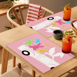 Gros plan de sets de table de Pâques avec motifs de camion rose et lapins mignons
