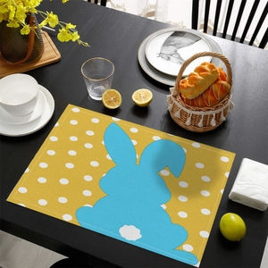 Détail du set de table de Pâques avec lapin bleu sur fond jaune à pois blancs