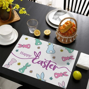 Détail du set de table de Pâques avec texte Happy Easter, lapins et fleurs déco
