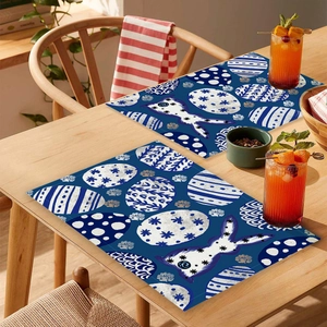Détail du set de table de Pâques avec motifs de lapins et œufs sur une table en bois