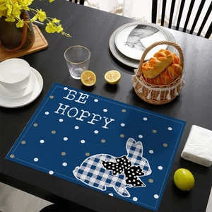 Détail du set de table de Pâques bleu marine avec texte Be Hoppy et motif lapin