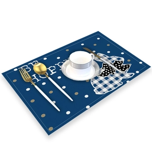 Détail du set de table de Pâques avec silhouette de lapin, pois et motif joyeux