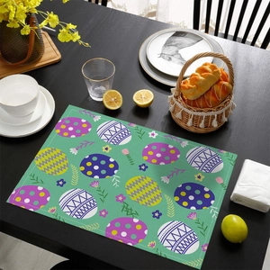 Détail de set de table de Pâques avec œufs colorés et fleurs sur fond vert menthe