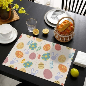 Détail du set de table de Pâques avec motifs d'œufs colorés et lapins sur la table