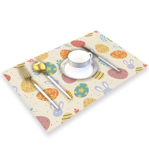 Gros plan d'un set de table de Pâques avec motifs de lapin et d'œuf sur lin