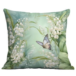 Détail de la taie d'oreiller douce avec imprimés floraux de muguet et de papillons