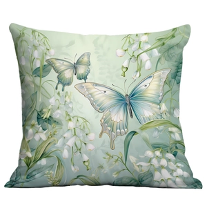 Gros plan du motif papillon et muguet sur une housse de coussin en peluche douce