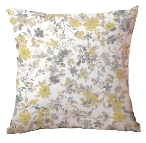Détail de la taie d'oreiller carrée avec imprimé floral jaune sur tissu en lin naturel