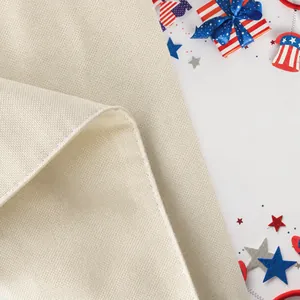 Detalle de la textura de lino y bordes dobladillados de la bandera del Día de la Independencia