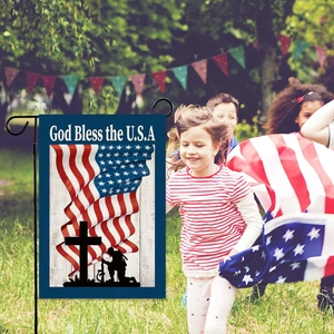 Detalle de bandera de jardín USA con silueta de soldado y lema God Bless the America