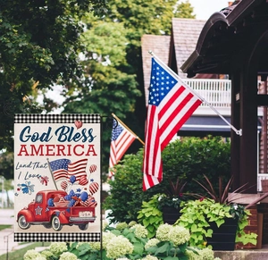 Vista detallada de la bandera de jardín God Bless America con camión rojo y motivos USA