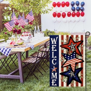 Detalle de bandera de jardín patriótica americana con estrellas y rayas en soporte metálico