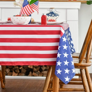 Detailansicht der patriotischen US-Flaggen Tischdecke auf einem Esstisch aus Holz