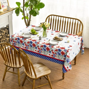 Detailansicht der Unabhängigkeitstag-Tischdecke mit rot-blauem Blumenmuster und Sternen