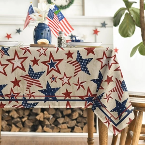 Detailansicht der Tischdecke zum US-Unabhängigkeitstag mit rustikalen Sternen und Streifen
