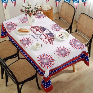 Tischdecke zum Unabhängigkeitstag mit USA-Flaggen und Feuerwerk für die Festtafel