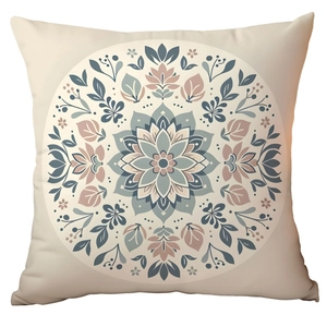 Ethno-Kissenbezug mit Mandala-Muster in Marineblau und Rosé auf cremefarbenem Stoff