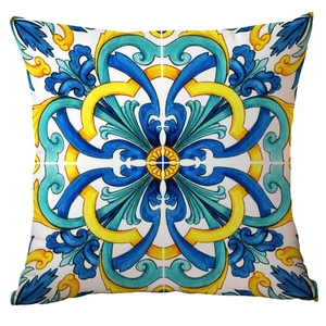 Vista detallada del patrón de azulejos Maiolica en la funda de cojín de felpa mediterránea