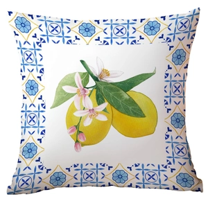 Detalle de la funda de cojín cuadrada con limones y borde geométrico de estilo floral