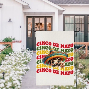 Dettaglio della bandiera da giardino Cinco de Mayo con personaggio cartoon in un prato