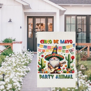 Dettaglio bandiera da giardino con gnomo festoso e chitarra per decoro Cinco de Mayo