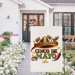 Bandiera da giardino Cinco de Mayo con decoro sombrero e maracas davanti a una casa bianca