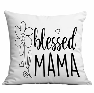 Détail d'une housse de coussin en velours avec fleurs noires et texte blessed MAMA