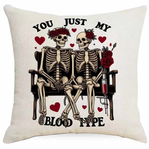Fodera per cuscino quadrata con coppia di scheletri, rose e testo YOU JUST MY BLOOD TYPE