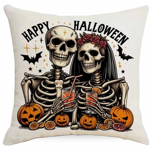 Dettaglio della federa quadrata per Halloween con stampe di scheletri e motivi festivi