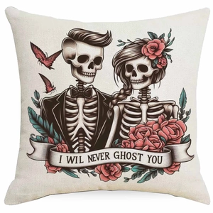 Dettaglio copricuscino in lino con coppia di teschi e scritta I Will Never Ghost You