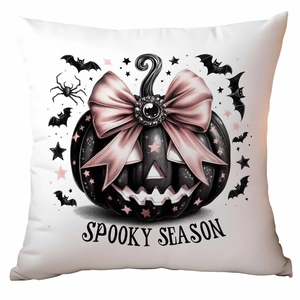 Detalle de la funda de cojín Spooky Season con lazo rosa e ilustración de calabaza