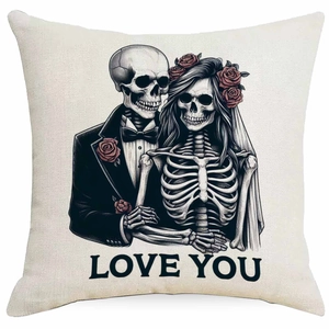 Dettaglio della federa in lino con coppia di scheletri gotici e stampa scritta LOVE YOU